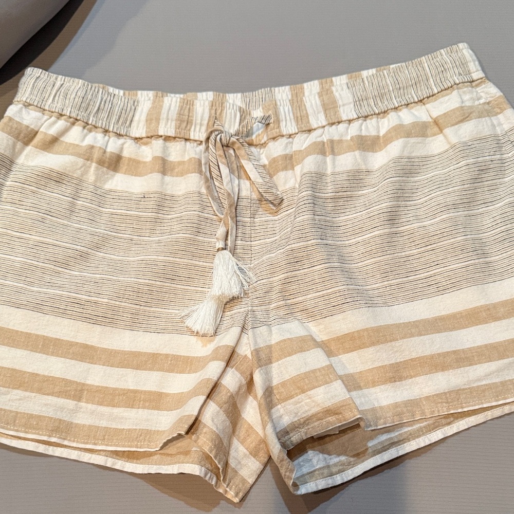 Vineyard Vines Beige and White Striped Shorts